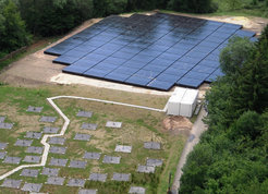 The LOFAR station Effelsberg. In the foreground, the dipole field for low frequencies (30 to 80 megahertz, corresponding to between 3.8 and 10-metre wavelength); at the back, the “tile field” for higher frequencies (110 to 240 megahertz or 1.3 to 2.7-metre wavelength.