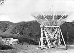 Ansicht des fast fertigen Teleskops im Frühjahr 1971. Das Betriebsgebäude ist links zu sehen, außerdem der Tunnel als Verbindung zum Fundamentbereich, durch den die Kabelverbindungen laufen.