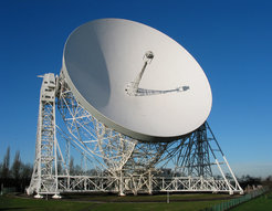 Das Lovell-Teleskop des englischen Jodrell-Bank-Observatoriums, ist mit einem Durchmesser von 76 Metern immer noch das drittgrößte voll bewegliche Radioteleskop der Erde. Die langjährigen hier beschriebenen Pulsar-Beobachtungsreihen wurden mit diesem Teleskop vorgenommen.