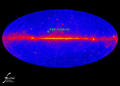 Position des mit dem 100-Meter-Radioteleskop in Effelsberg neu entdeckten Millisekunden-Pulsars, markiert auf einer Himmelskarte, die der Gammastrahlensatellit Fermi erstellt hat.