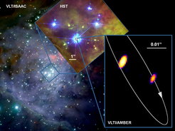 Zentralbereich des Großen Orionnebels (linkes Bild) mit den vier Trapez-Sternen (Theta 1 Ori A-D) bei zunehmender Vergrößerung. Der massereichste und hellste dieser Sterne ist Theta 1 Ori C, der mit bisher unerreichter Winkelauflösung mit dem VLT-Interferometer abgebildet werden konnte (rechtes Teilbild).