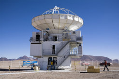 Das Atacama Pfadfinder Experiment (APEX) - ein 12-Meter-Teleskop für Submillimeter-Astronomie - liefert neue wissenschaftliche Ergebnisse in beeindruckendem Tempo.