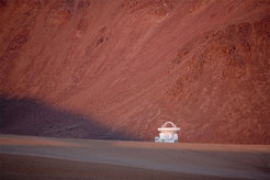 Das APEX-Teleskop befindet sich auf der 5100 Meter hohen Chajnantor-Hochebene der Atacamawüste, nahe am zukünftigen Standort des geplanten ALMA-Observatoriums.