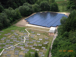 Die erste internationale LOFAR-Station in Effelsberg. Im Vordergrund sind die LBA-Antennen für den Frequenzbereich 10-80 MHz zu sehen. Die HBA-Antennen befinden sich im Hintergrund in mit Folie bedeckten Styroporkästen. Der Container auf der rechten Seite zwischen den Feldern enthält die Elektronik, mit der die Signale der einzelnen Antennen digitalisiert, kalibriert und kombiniert werden.
