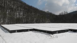 Das Effelsberger LOFAR HBA-Antennenfeld im Schnee am 14. März 2013. Trotz des Schnees auf den Antennen konnte der Messbetrieb ohne Unterbrechung weitergehen.