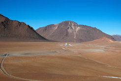 Das APEX Teleskop auf der Llano de Chajnantor Hochebene in Nordchile