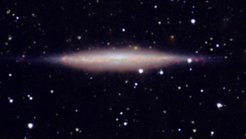 Separates Bild der Vordergrund-Spiralgalaxie UGC 10288, zusammengesetzt aus Ferninfrarot-Daten der NASA-Satelliten WISE (in Orange) und Spitzer (in Gelb), aus optischen Beobachtungen von ionisiertem Wasserstoff mit dem 0,9m-Teleskop des Kitt-Peak-Observatoriums (in Rosa)und vom „Sloan Digital Sky Survey“ (in Purpur), sowie Radiobeobachtungen mit dem VLA (in Cyan).