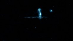 Separates Bild der aktiven Hintergrundgalaxie, CHANG-ES A, zusammengesetzt aus Beobachtungen in zwei Radiofrequenzbändern und mit unterschiedlichen Konfigurationen des VLA. Eine zweite Hintergrundgalaxie, CHANG-ES B, erscheint als Punktquelle in der rechten Bildhälfte.