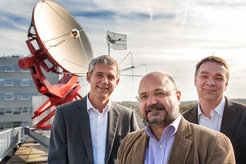 Die Astrophysiker Heino Falcke, Luciano Rezzolla und Michael Kramer (von links nach rechts) bauen eine Kamera für ein Schwarzes Loch. Dafür erhalten sie vom Europäischen Forschungsrat 14 Millionen Euro.