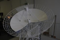 Abb. 1: 1:100 Modell des Radioteleskops Effelsberg in der Modellbauwerkstatt (Bild des noch nicht ganz vollendeten Teleskops vom März 2014).