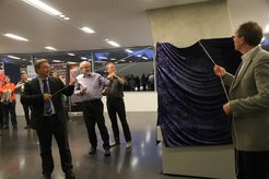 Abb. 5: Die Enthüllung des neuen Exponats im "Haus der Astronomie" am 29. April 2014. Von links nach rechts: Michael Kramer, Norbert Junkes, Alex Kraus (alle MPIfR) und Markus Pössel (HdA).