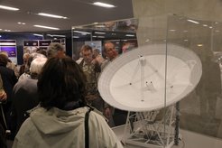 Abb. 6: Das Modell des Radioteleskops Effelsberg im Foyer des "Haus der Astronomie".