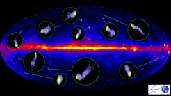 Abb. 1: Der Gammastrahlenhimmel, wie er mit dem Fermi Large Area Teleskop in den ersten 11 Beobachtungsmonaten gesehen wurde. Die meisten der Punktquellen sind aktive galaktische Kerne mit Jets, die nahe unserer Sichtlinie ausgerichtet sind. Die eingefügten Ausschnitte zeigen zehn, vom MOJAVE Team gemachte, hochaufgelöste Radiobilder mit Größenordnungen von Parsecs von aktiven galaktischen Kernen, die im Gammastrahlenbereich hell sind. Diese kompakten Radiojets sind die hellsten extragalaktischen Quellen von Gammastrahlung am Himmel.