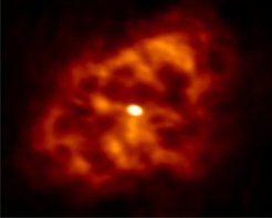 Abb. 3: Erste LOFAR-Aufnahme des "Krebsnebels". Bei diesem Objekt handelt es sich um den Überrest einer Supernova-Explosion im Sternbild Stier, die im Jahr 1054 unter anderem in China beobachtet wurde. Die Explosionswolken haben sich inzwischen so weit ausgedehnt, dass sie trotz der großen Entfernung von gut 6.000 Lichtjahren am Himmel inzwischen etwa 1/5 so groß wie der Vollmond erscheinen. Im Zentrum des Nebels ist der Pulsar zu erkennen, der etwa 30 mal pro Sekunde rotiert. Dieses Bild wurde im Februar 2011 aus Beobachtungen im Frequenzbereich 115–150 MHz erstellt. Hierfür wurde ein Teil des internationalen LOFAR-Verbunds verwendet. Die Winkelauflösung beträgt 9x14 Bogensekunden, die Kartengröße rund 7,5x6 Bogenminuten.