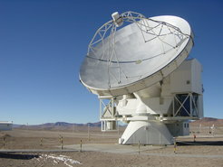 Abb. 1: Das APEX Teleskop.