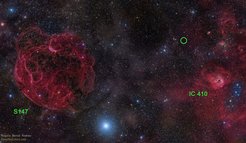 Optische Himmelsaufnahme der Region in Richtung des Sternbilds Fuhrmann (Auriga), in der der Kurzzeit-Radiostrahlungsausbruch FRB 121102 entdeckt wurde. Die Position des Strahlungsausbruchs zwischen dem alten Supernova-Überrest S147 (links) und dem Sternentstehungsgebiet IC 410 (rechts) ist durch einen grünen Kreis markiert. Der Radioblitz stammt aus wesentlich größerer Entfernung, von weit außerhalb der Grenzen unserer Milchstraße.