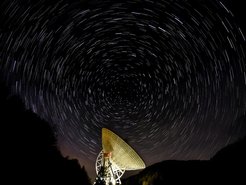 Nachthimmel über dem 100-m-Radioteleskop Effelsberg: Sternspuraufnahme.