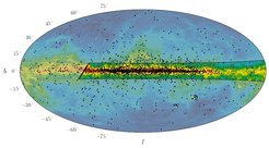 Radiobild des gesamten Himmels bei einer Frequenz von 408 MHz mit überlagerten Positionen von Pulsaren. Die meisten der bisher bekannten Pulsare (schwarze Punkte) liegen in der Ebene der Milchstraße (horizontale Achse). Die neuen Empfänger in Verbindung mit dem MeerKAT-Radioobservatorium werden es erlauben, den mit einem Kasten markierten Bereich speziell nach ungewöhnlichen Pulsarsystemen zu durchsuchen, die als Laboratorien für Fundamentalphysik dienen können.