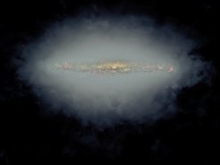 Zusammengesetztes Bild einer von der Seite aus gesehenen Spiralgalaxie mit einem ausgedehnten Halo, der durch fast lichtschnelle Partikel im Magnetfeld der Galaxie erzeugt wird. Der ausgedehnte Bereich in blaugrauer Farbe in diesem Bild wurde erzeugt durch die Mittelung der Radiohalos aus Beobachtungen von insgesamt 30 verschiedenen Galaxien mit dem „Very Large Array“. Im Zentrum der Abbildung ist eine Aufnahme der Galaxie NGC 5775 mit dem Hubble-Teleskop im sichtbaren Licht dargestellt. Das Hubble-Bild zeigt nur den inneren Teil der Sternentstehungsregion in dieser Galaxie, deren äußere Bereiche bereits horizontal in das Gebiet des Radiohalos hineinragen.