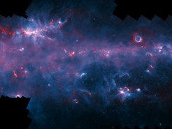 Bild der Milchstraße in Richtung des Sternbilds “Skorpion” mit den Himmelsobjekten NGC 6334 („Katzenpfotennebel“, oben links) und RCW 120 (oben rechts). Die APEX-Daten bei einer Wellenlänge von 0,87 mm sind in Rot dargestellt, die ausgedehnten Strukturen in Orange basieren auf Messungen mit dem Planck-Satelliten der ESA. Der blaue Hintergrund resultiert von Messungen bei kürzeren Infrarotwellenlängen mit dem Spitzer-Teleskop der NASA im Rahmen der GLIMPSE-Kartierung.