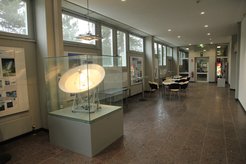 Das Foyer des Max-Planck-Instituts für Radioastronomie in Bonn mit einem Modell des Radioteleskops Effelsberg im Maßstab 1 : 100