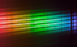 Vier-Teleskop-Interferogramm des hellen Sterns Sirius (Alpha Canis Majoris) im Zuge der „First-Light-Beobachtung” am 18. Februar 2018 mit dem MATISSE-Instrument. Das Bild ist die Farbdarstellung der Infrarotdaten. Die blauen Farben entsprechen dabei kürzeren und die roten Farben längeren Wellenlängen. Interferogramme sind die Rohdaten, aus denen hochaufgelöste Bilder der astronomischen Objekte gewonnen werden können.