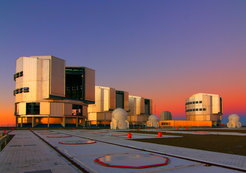 Die Kuppeln der 8,20 m UT-Teleskope und der 1,80 m AT-Teleskope des Very Large Telescope (VLT) der ESO auf dem Cerro Paranal in Chile. Drei der riesigen UT-Teleskope sind für eine kommende VLTI-Beobachtung auf die gleiche Position am Himmel ausgerichtet.