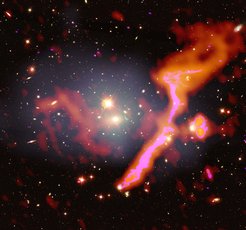 Der Galaxienhaufen Abell 1314 befindet sich im Sternbild „Großer Bär“ und ist ca. 460 Millionen Lichtjahre von der Erde entfernt. LOFAR sieht im Galaxienhaufen Abell 1314 Radiostrahlung (rot und rosa) von schnellen kosmischen Elektronen, die aus einem Zusammenstoß mit einem anderen Galaxienhaufen stammen. Dem unterliegenden optischen Bild ist neben der Radioemission auch das Röntgen-heiße Gas (grau) überlagert, das mit dem Chandra-Satelliten beobachtet wurde.
