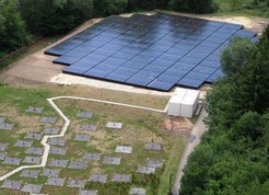 Die LOFAR-Station Effelsberg, aufgenommen aus 50 m Höhe. Vorne: LOFAR-Lowband-Antennen (LBA) für 10-80 MHz, hinten: LOFAR-Highband-Antennen (HBA) für 110-240 MHz.