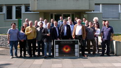 Mitglieder der Event Horizon Collaboration am MPI für Radioastronomie. Von links nach rechts: Sergio Dzib, Gisela Ortiz-León, Andrei Lobanov, Dirk Muders, Walter Alef, Stefan Heyminck, Christian M. Fromm, RuSen Lu, Alan L. Roy, J. Anton Zensus, Aris Noutsos, Michael Kramer, Robert Wharton, Karl Menten, Ralf Eatough, Helge Rottmann, Kuo Liu, Thomas P. Krichbaum, Jun Liu, Sven Dornbusch, Jan Wagner, Silke Britzen, Anne-Kathrin Baczko, Jae-Young Kim, und Eduardo Ros.