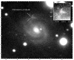 Optische Aufnahme der Ursprungsgalaxie des schnellen Radiostrahlungsausbruchs (FRB) 180916.J0158+65 mit dem „Gemini-Nord-Teleskop” auf Hawaii. Die Position des FRB ist markiert. Der Inset zeigt eine kontrastverstärkte Vergrößerung der Sternentstehungsregion in dieser Galaxie, in der der FRB gefunden wurde (die Position ist durch einen roten Kreis markiert).