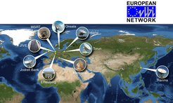 Karte mit den Positionen der acht Radioteleskope des Europäischen VLBI-Netzwerks (EVN), die an den Beobachtungen beteiligt waren, sowie vom JIVE-Zentralrechner (Korrelator) in den Niederlanden.