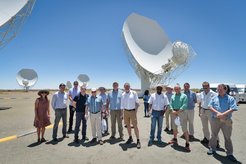 Abb. 2: Der Präsident der Max-Planck-Gesellschaft, Prof. Martin Stratmann (fünfter von links), während eines Besuchs am Standort des MeerKAT-Radioteleskops in der Karoo-Halbwüste in Südafrika mit einer deutschen Delegation.