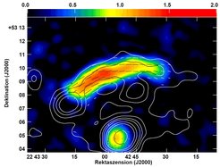 Der Radio-Relikt am Rand des Galaxienhaufens CIZA J2242+53, genannt „Wurst”, in einer Entfernung von etwa 800 Megaparsec. Konturlinien: Intensität der Radiostrahlung bei 3.6 cm (8.35 GHz), beobachtet mit dem Radioteleskop Effelsberg. Farben: Intensität der linear polarisierten Radiostrahlung. Linien: Orientierung des geordneten Magnetfeldes.