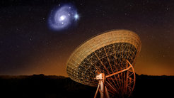 Künstlerische Darstellung mit dem Radioteleskop Effelsberg, ausgerichtet auf eine Galaxie in 500 Millionen Lichtjahren Entfernung, aus der die berühmte Strahlungsquelle FRB20180916B schnelle Radioblitze in regelmäßiger Abfolge ausstrahlt.