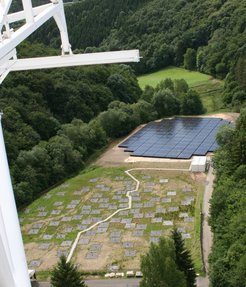 Bild der ersten deutschen LOFAR-Station auf dem Gelände des Radio-Observatoriums Effelsberg. Das Foto wurde aus 50 m Höhe von einem Standpunkt auf dem 100-m-Radioteleskop aus aufgenommen.