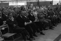 Ehrengäste im Festzelt bei der Eröffnung des 100-m-Radioteleskops Effelsberg am 12. Mai 1971. Erste Reihe, ganz links: Reimar Lüst, Vorsitzender des Wissenschaftsrats. Zweiter von links: Otto Hachenberg, Gründungsdirektor des MPIfR. Vierter von links: Johannes Rau, NRW-Wissenschaftsminister. Fünfter von links: Hans Leussink, Bundesforschungsminister. Achter von links: Richard Wielebinski, Mitglied des MPIfR-Direktorenkollegiums. Auf dem Platz zwischen Herrn Rau und Herrn Leussink: MPG-Präsident Adolf Butenandt, der während der Fotoaufnahme eine Festansprache hielt.