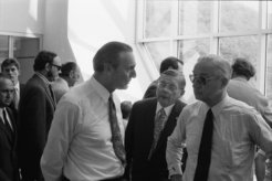 Kontrollraum des Radioteleskops Effelsberg: Otto Hachenberg, der Gründungsdirektor des MPIfR (links), im Gespräch mit dem damaligen Bundesforschungsminister, Hans Leussink.