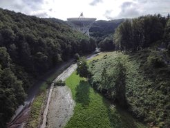 The picture shows the access road to the 100 m radio telescope Effelsberg with the Rötzelbach running parallel to it. Normally a rather narrow trickle, it led to flooding of the road and the adjacent meadow during the heavy rainfall of July 14-15, 2021.