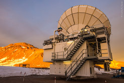 Abb. 2: Das Atacama Pathfinder Experiment (APEX), betrieben in einer Kollaboration von MPIfR, ESO und OSO, ist eines der acht Submillimeter-Radioteleskop, die bei den Beobachtungen von Centaurus A im Rahmen der 2017er Beobachtungskampagne zum Einsatz kamen.