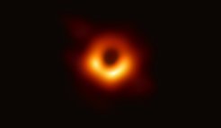 Abb. 2: Bei der Beobachtung des berühmten Bilds vom Schatten eines Schwarzen Lochs im Zentrum der Galaxie M87 waren acht Radioteleskope beteiligt, darunter ALMA und APEX in der chilenischen Atacamawüste. Für dieses Bild wurde eine Gesamtdatenmenge von 20 Petabyte (20 Millionen Gigabyte) innerhalb von einer Woche aufgenommen.