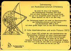 Abb. 2: Tafel Nr. 2 des Zeitreisewegs am Radioteleskop Effelsberg. Das Thema dieser Station sind die volle Inbetriebnahme des Teleskops zum 1. August 1972 und die ersten Pulsarmessungen im gleichen Jahr. Die Tafel befindet sich ca. 100 m vom Besucherpavillon entfernt auf der Zufahrtsstraße zum Radio-Observatorium Effelsberg.