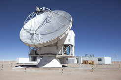 Abb. 1: APEX, das Atacama Pathfinder Experiment, ist eine Zusammenarbeit zwischen dem Max-Planck-Institut für Radioastronomie (MPIfR), dem Onsala Space Observatory (OSO) und der Europäischen Südsternwarte (ESO) zum Bau und Betrieb eines Radioteleskops für Beobachtungen bei Submillimeterwellenlängen auf der hochgelegenen Chajnantorebene in der Atacamawüste im nördlichen Chile. Die Beobachtung mit APEX ermöglicht die Untersuchung von warmem und kaltem Staub in Sternentstehungsgebieten sowohl in der Milchstraße als auch in weit entfernten Galaxien im jungen Universum. Beobachtungen mit APEX umfassen die Struktur des Universums auf riesigen Größenskalen, aber auch die Physik und Chemie von Kometen. Das Foto der APEX-Antenne wurde im März 2009 aufgenommen.