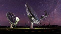 Abb. 1: Parabolspiegel der MeerKAT-Teleskopanlage in der Karoo-Wüste in Südafrika unter dem südlichen Nachthimmel.