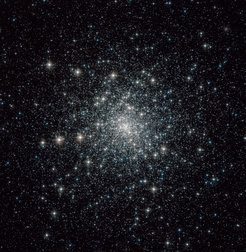 Abb. 2: Bild des Kugelsternhaufens M30, aufgenommen mit dem Hubble-Weltraumteleskop. Der Millisekundenpulsar M30B (PSR J2140-2311B), der mit MeerKAT wiederentdeckt wurde, befindet sich in diesem Kugelsternhaufen.