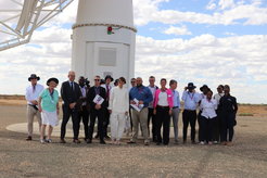 Abb. 1: Gruppenbild vor dem Sockel der SKA-Max-Planck-Demonstrationsantenne in der Karoo-Region in Südafrika. In der Bildmitte: Bundesforschungsministerin Bettina Stark-Watzinger mit Michael Kramer/MPIfR (links) und Lindsay Magnus/SARAO (rechts), beide mit unterschriebenen SKAO-Beitrittsabkommen.