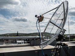 Abb. 1: Mobile Sendeantenne des Projekts „MoonBounce“ für den Betrieb an Schulen. Über diese Antenne(n) wird das Signal in Richtung Mond abgeschickt, das dann 2,6 Sekunden später nach Reflektion an der Mondoberfläche vom Radioteleskop Effelsberg aufgezeichnet wird.