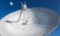 Abb. 2: Das 100-m-Radioteleskop bei Effelsberg in der Eifel, mit dem das von der Mondoberfläche reflektierte Sendesignal aufgefangen wird.