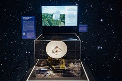 Abb. 2: Station Nr. 6 zeigt ein Modell des 100-m-Radioteleskops Effelsberg im Maßstab 1 : 333 (gebaut von Eduard Kern / MPIfR). Es ist eines der größten Radioteleskope der Erde, aber für manche Untersuchungen reichen selbst 100 Meter Durchmesser nicht aus. Dann wird das Teleskop mit anderen über den ganzen Globus verteilten Antennen zu einem „Riesenauge“ zusammengeschaltet.