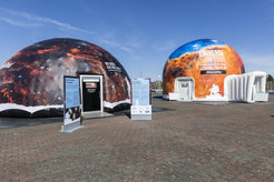 Abb. 1: Mobiles Planetarium mit begleitender Ausstellung und Aktionen an zentralen Orten, um neue Zugänge zur Astronomie im öffentlichen Raum zu ermöglichen. Der Standort für „Universe on Tour” vom 9. bis 13. August in Bonn ist die Hofgartenwiese unmittelbar hinter dem Hauptgebäude der Universität Bonn, nur wenige Minuten Fußweg vom Bonner Hauptbahnhof entfernt.